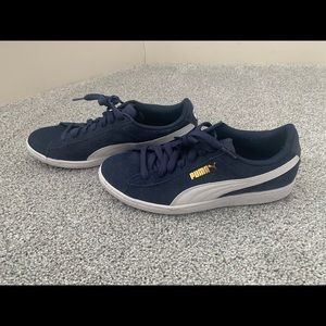Women’s Pumas. Size 8 - blue.